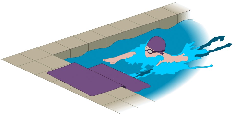 Person som svømmer i bane nærmest kanten. En matte et lagt ut på kortenden av bassenget. 