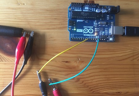 Hodetelefoner koblet til Arduino UNO ved hjelp av ledninger med banan- og krokodilleklemmer.