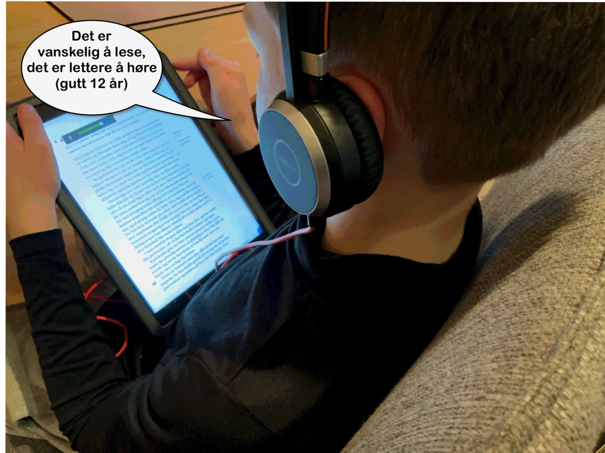 Gutt lytter til skolelydbok på sin iPad
