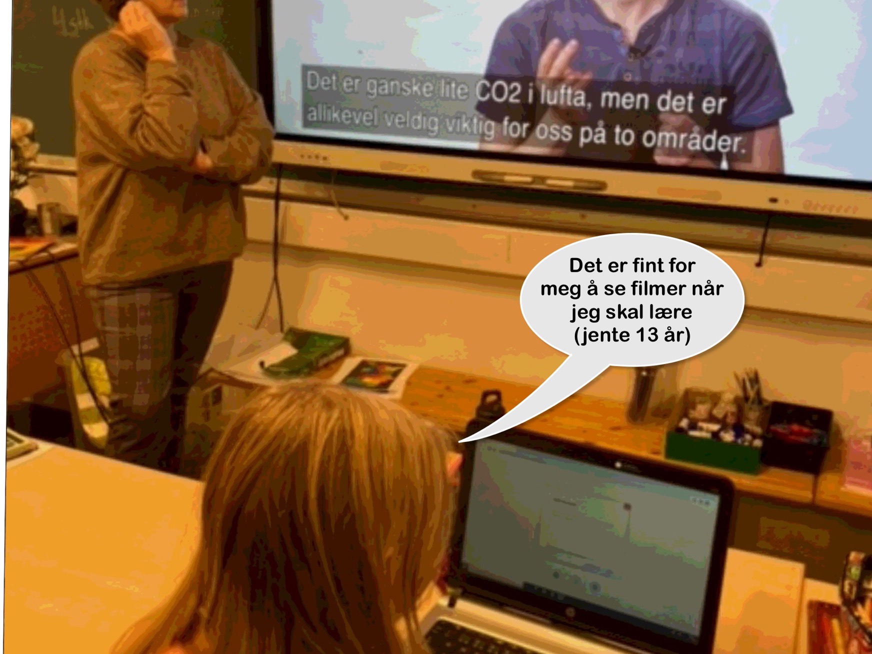 Jente og læreren ser film på tavla i klasserommet.