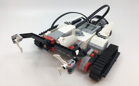 Beltedrevet robot bygget med Lego Mindstorms.