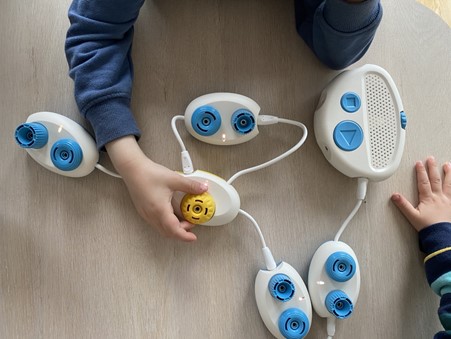 to barn i barnehagealder blir kjent med play- og loop-pod.
