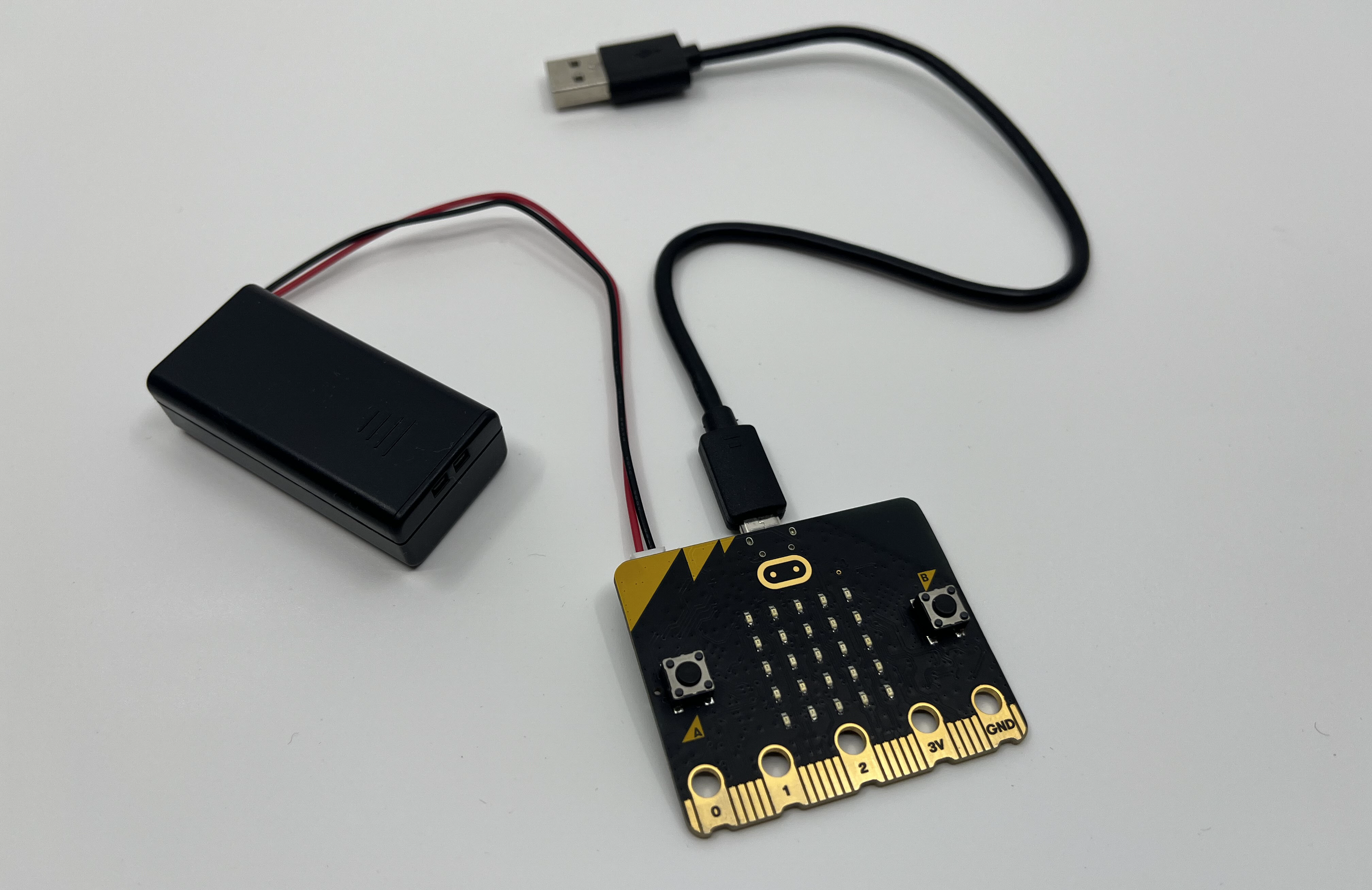 microbit startpakke med USB-ledning og batteri