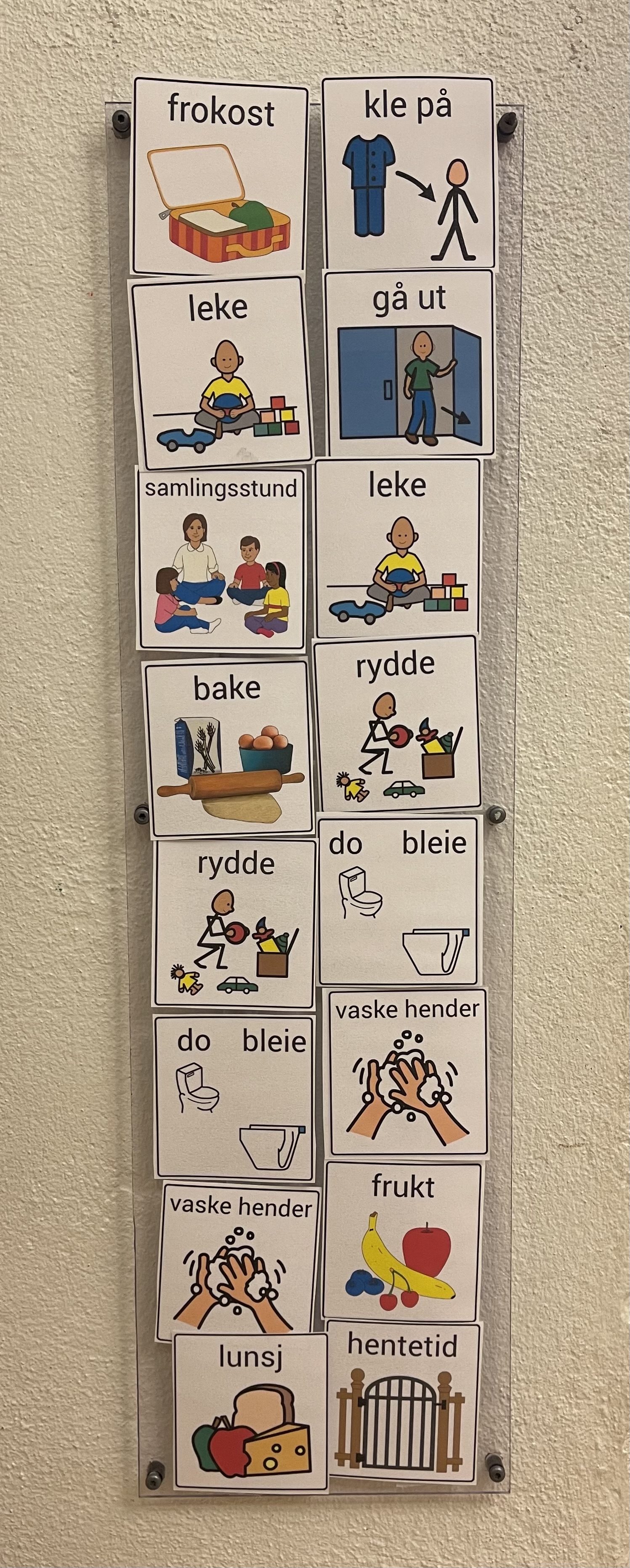Dagsplan med visuelle symboler i en barnehage for et barn med nedsatt hørsel