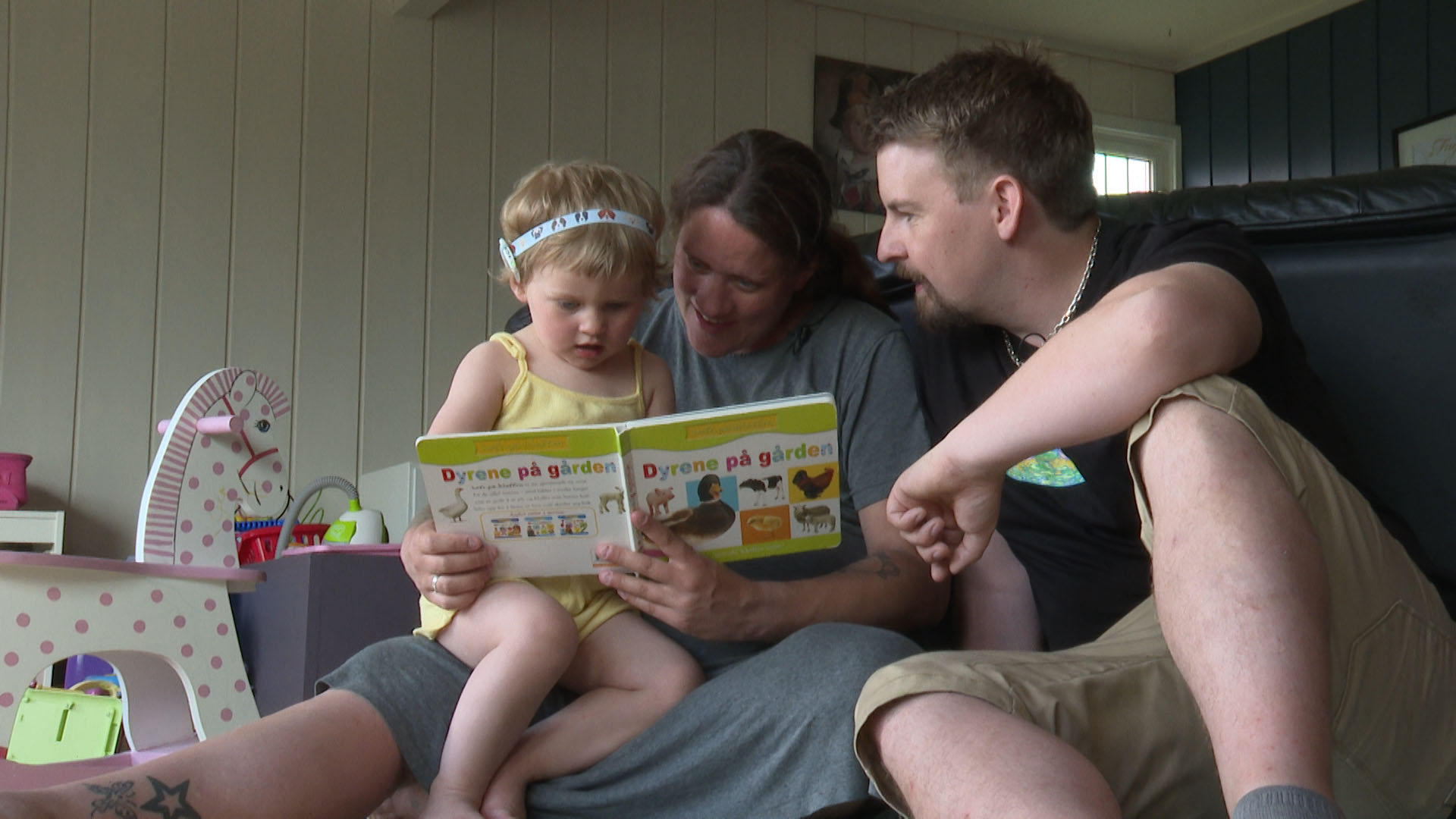 Foreldrene til Matilda (3) leser for henne. 