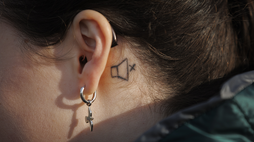 Bilde av høre til Ann Helen med tattovering av høytaler med kryss over