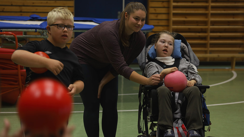 Bilde av Idun i gymsal med ballspill.