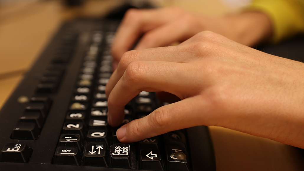 Bilde av Sondres hender på tastaturet