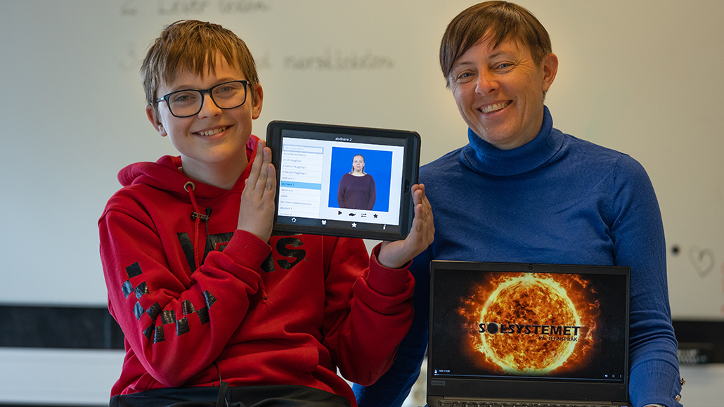 Bilde av Sverre og lærere fra Vats skule i Rogaland som viser fram digitale læremidler fra Statped på nettbrett