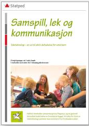 Forside- Samspill, lek og kommunikasjon. Bar som sitter på gulvet sammen med voksne.