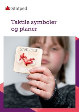 Hefte om taktile symboler og planer. Bilde av et barn som holder et symbol med sykkel 