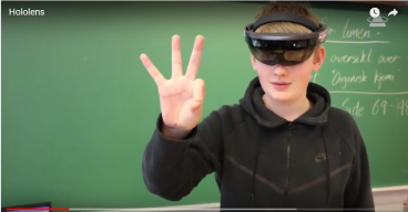 En elev som ahr på seg en hololens-brille