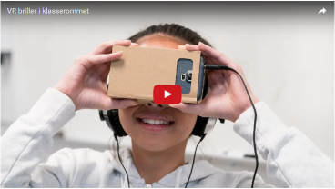 En elev ser i en VR-brille av papp