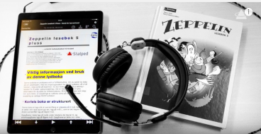 Et nettbrett som viser tekst fra en digital bok, et headsett og en skolebok