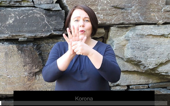 Pedagog viser aktuelle korona-tegn i norsk tegnspråk