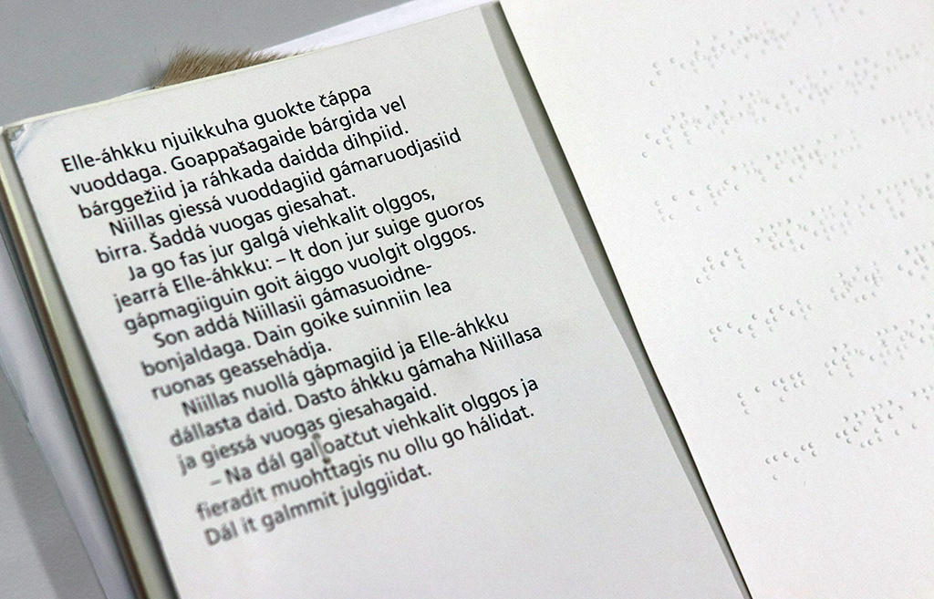 Bok med samisk tekst og punktskrift